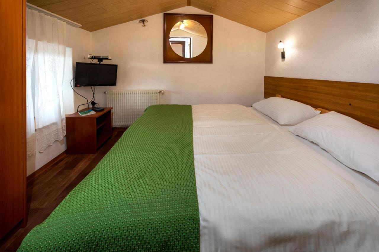 Apartment Pod Lipom Roč Eksteriør billede