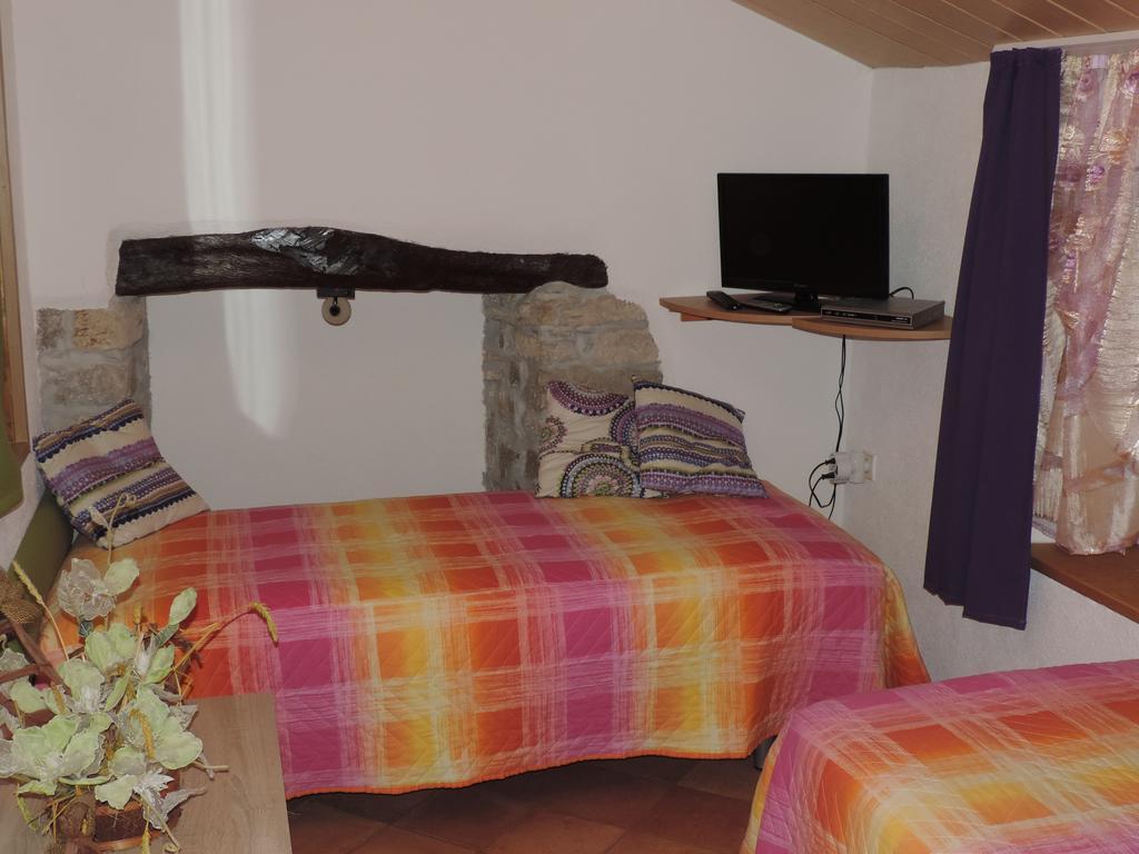 Apartment Pod Lipom Roč Eksteriør billede